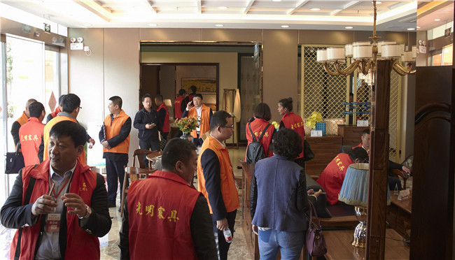 光明集團(tuán)召開(kāi)春季家具新品發(fā)布暨招商大會(huì)