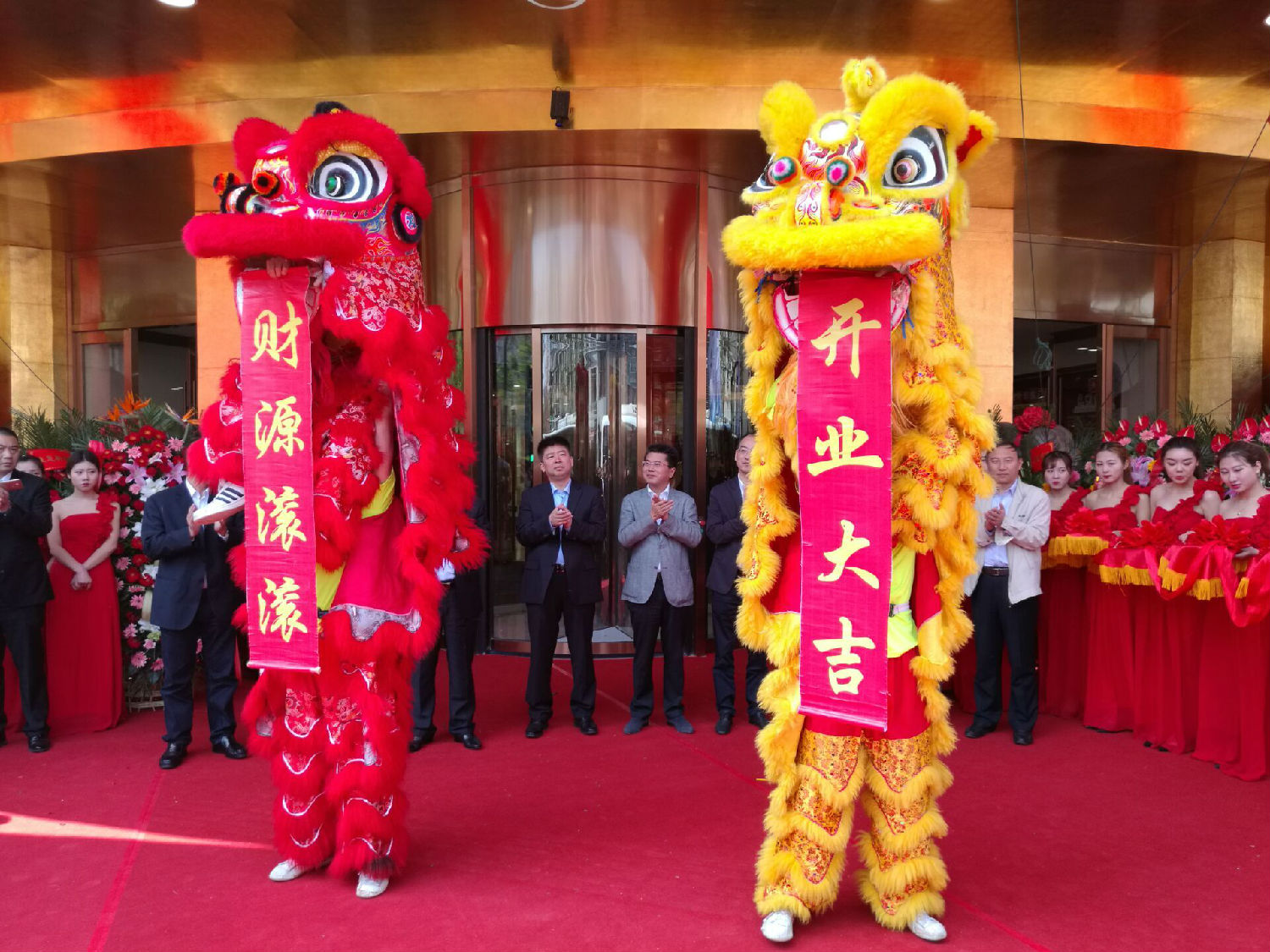 光明家具與金葉珠寶聯(lián)袂開(kāi)設(shè)武漢家居生活館