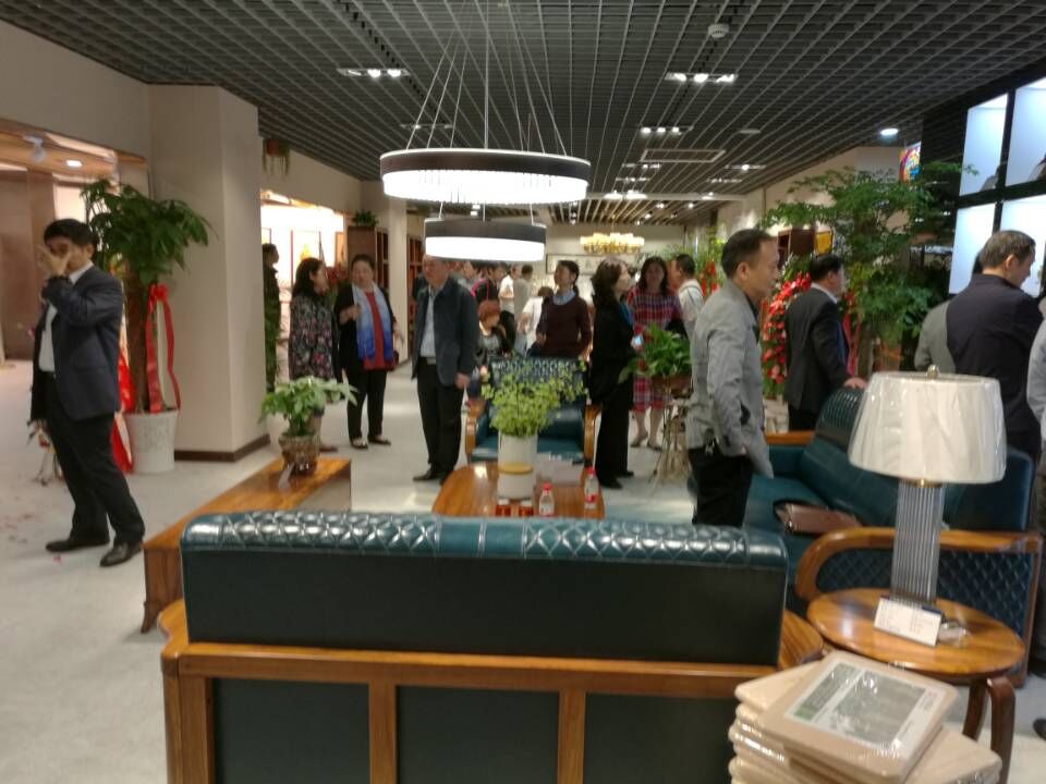 光明家具與金葉珠寶聯(lián)袂開(kāi)設(shè)武漢家居生活館