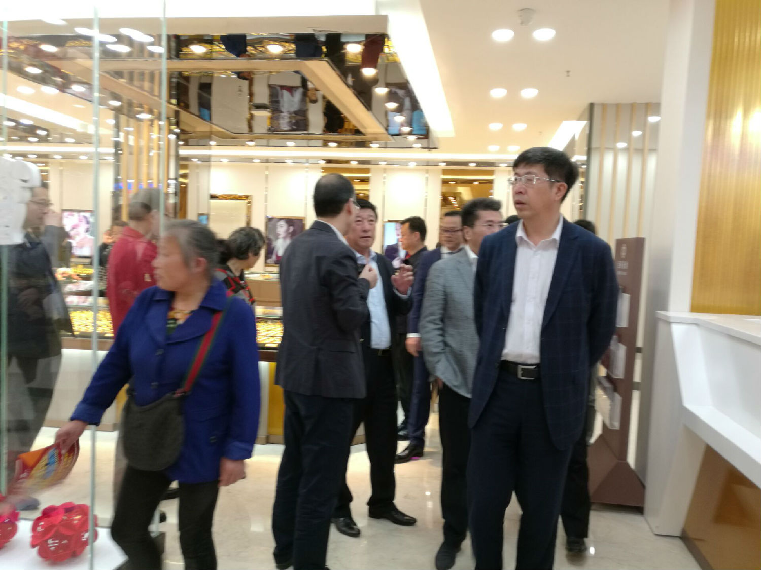 光明家具與金葉珠寶聯(lián)袂開(kāi)設(shè)武漢家居生活館