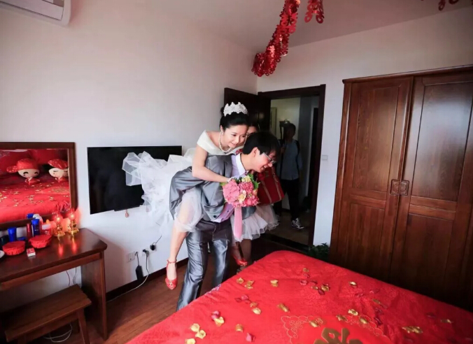 “買套實木家具，送你個老婆！你虧不虧？”